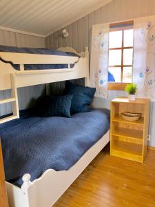 Una cama o camas cuchetas en una habitación  de Hunnebostrand, Ramsviklandet, Smögen, Bohuslän, Vestkusten