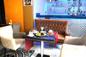 ein Tisch mit einem Teller Essen darauf in der Unterkunft Tamara Residence Hotel İstanbul in Istanbul