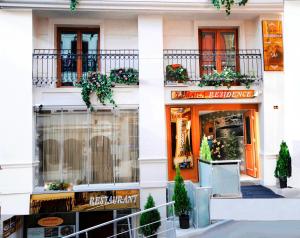 eine Fassade eines Gebäudes mit Fenstern und Pflanzen in der Unterkunft Tamara Residence Hotel İstanbul in Istanbul
