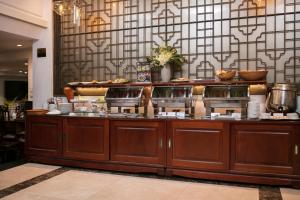 Příslušenství pro přípravu čaje a kávy v ubytování Hong Ngoc Dynastie Boutique Hotel & Spa