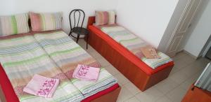 Duas camas num quarto com almofadas em M+D Hotel em Budapeste