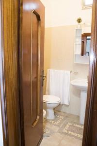 een badkamer met een toilet en een wastafel bij Tonia's mansion in Bari