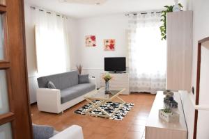 sala de estar con sofá y TV en Tonia's mansion en Bari