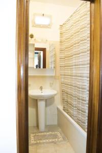 een badkamer met een wastafel en een spiegel bij Tonia's mansion in Bari
