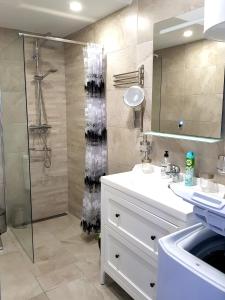 Kúpeľňa v ubytovaní Luxury 2 bedroom APT 2 min from beach + 37 fotografií
