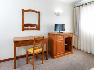 Uma TV ou centro de entretenimento em Hotel Santa Maria