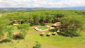 z góry widok na ośrodek na polu z drzewami w obiekcie Africa Safari Camping Mto wa Mbu w Mto wa Mbu