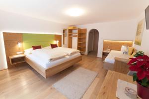 Łóżko lub łóżka w pokoju w obiekcie B&B Landhaus Vierthaler