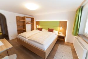 Łóżko lub łóżka w pokoju w obiekcie B&B Landhaus Vierthaler