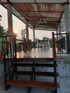 Balkón nebo terasa v ubytování Baan Rabiangdao UthaiThani
