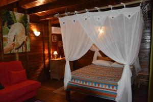 Tempat tidur dalam kamar di Insolite Arawakane Gîtes du Manial
