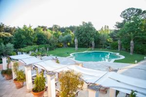 Výhľad na bazén v ubytovaní Relais Villa San Martino alebo v jeho blízkosti