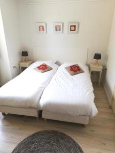 two beds sitting next to each other in a bedroom at Sluizeweidje Texel in Den Burg