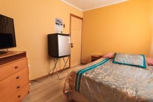 Televiisor ja/või meelelahutuskeskus majutusasutuses Hostal El Descanso