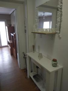 baño con encimera blanca y espejo en Apartamento Ezkubenea en Rentería