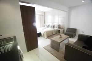 ein Wohnzimmer mit einem Bett und ein Zimmer mit einem Sofa in der Unterkunft Room Home Stay in London