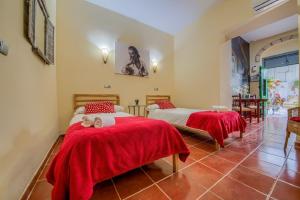 Łóżko lub łóżka w pokoju w obiekcie Apartamentos Jerez