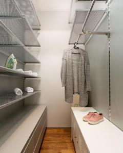 um closet com uma cama e prateleiras em Designer Vinohrady Apartments em Praga