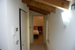 einen Flur mit einer Tür, die zu einem Schlafzimmer führt in der Unterkunft La Casa di Giò in Arco
