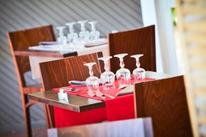 - une table avec des verres à vin sur un tissu de table rouge dans l'établissement Kyriad Toulon Est Hyeres La Garde, à La Garde