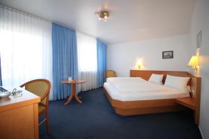 Кровать или кровати в номере Hotel Garni Eden