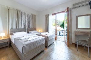 Pokój hotelowy z 2 łóżkami i balkonem w obiekcie Maria Apartments Studios Epidavros w mieście Epidauros