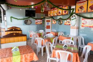 A restaurant or other place to eat at Hospedaje Las Tres Regiones