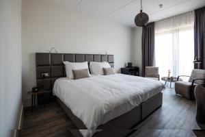 Een bed of bedden in een kamer bij Fruitpark Hotel & Spa