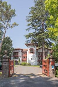 a building with a gate in front of a driveway at Residence Parc Arradoy in Saint-Jean-Pied-de-Port