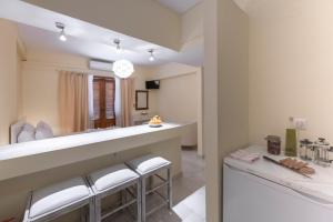 kuchnia z blatem i stołkami w pokoju w obiekcie Maria Apartments Studios Epidavros w mieście Epidauros +37 zdjęć