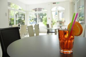un vaso de jugo sentado en una mesa en Hotel Ivana, en Misano Adriatico