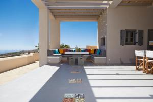 un patio con tavolo e sedie su un balcone di Villa Ioulia a Pyrgos