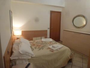 - une chambre avec un lit et 2 serviettes dans l'établissement Riomaggiore SeaView, à Riomaggiore