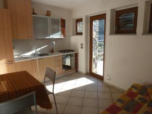 - une cuisine avec une table, un évier et une table dans l'établissement Riomaggiore SeaView, à Riomaggiore