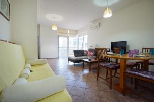 Ruang duduk di Sunny Apartment