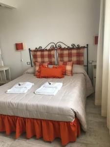 1 dormitorio con 1 cama con 2 toallas en Agriturismo Villa Le Vigne en Montevarchi