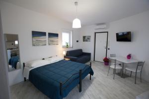 um quarto com uma cama, uma mesa e uma cadeira em Residenza GB Rossi "Residenze del Cuore" em Verona
