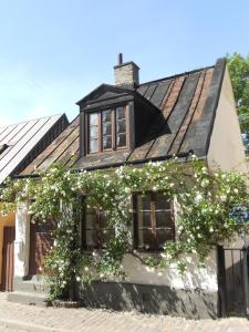 Una casa vieja con flores blancas. en Townhouse Lund, en Lund