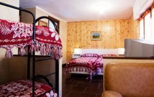Bognanco的住宿－Hotel Edelweiss，一间卧室配有两张双层床。
