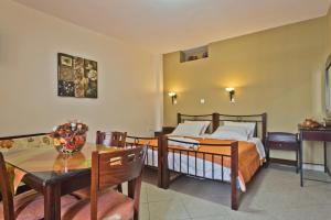 Postel nebo postele na pokoji v ubytování Alkioni Hotel + 37 fotografií