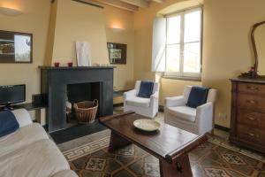 LeiviにあるVilla Magnoliaのリビングルーム(暖炉、椅子2脚、テーブル付)
