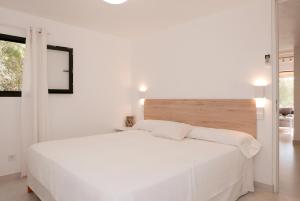 une chambre blanche avec un lit blanc et une fenêtre dans l'établissement Es Mirador - Adults Only, à Manacor 15 autres photos