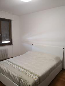 Un pat sau paturi într-o cameră la Appartamento nel Cuore della Valpolicella