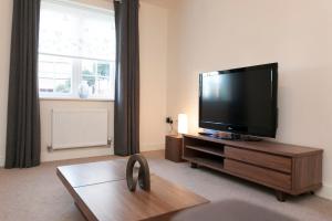 โทรทัศน์และ/หรือระบบความบันเทิงของ DBS Serviced Apartments - The Terrace