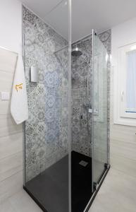 una ducha con puerta de cristal en un baño en Alameda Home Pontevedra, en Pontevedra