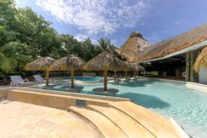 A piscina localizada em Cispata Marina Hotel ou nos arredores
