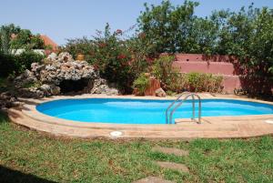 - une petite piscine dans une cour dans l'établissement Dar Tahra, à Casablanca