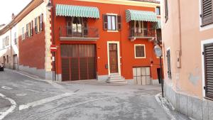モンドヴィにあるB&B del Borgoの通りに面したオレンジ色の建物