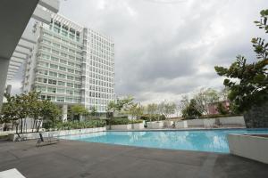 Der Swimmingpool an oder in der Nähe von 3 Bedrooms FULLY AIRCOND,near MSU , Shah Alam stadium