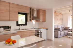 - une cuisine avec un bol de fruits sur une table dans l'établissement Es Mirador - Adults Only, à Manacor